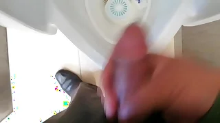 Delicioso orgasmo en ba&ntilde;o